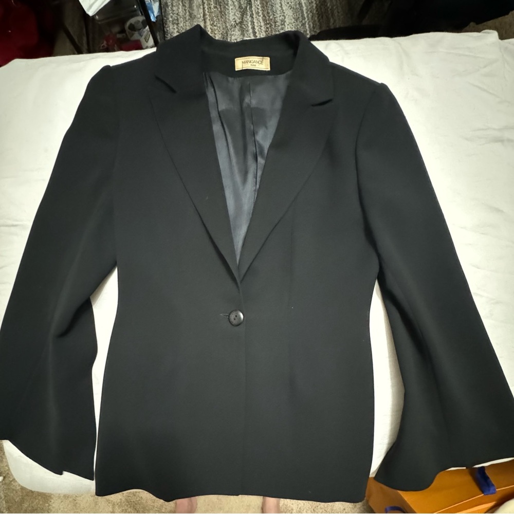 Nice split sleeve blazer size 40 from France in great condition.